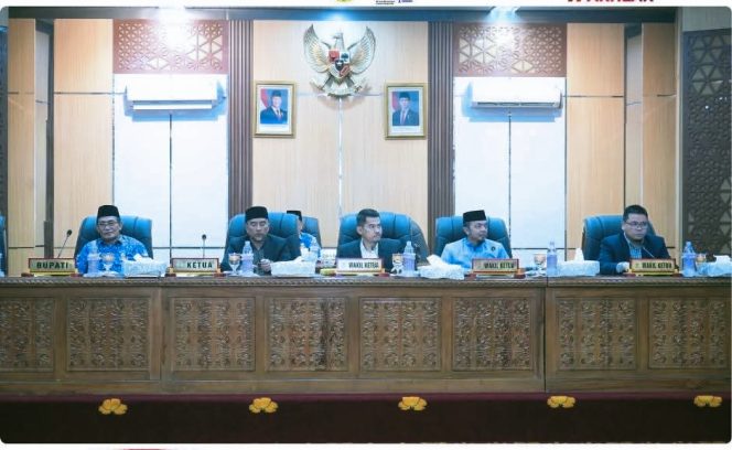 
					Asisten II Mewakili Bupati Kampar Ikuti Laporan Reses DPRD Masa Sidang II dan Pembukaan Masa Sidang III