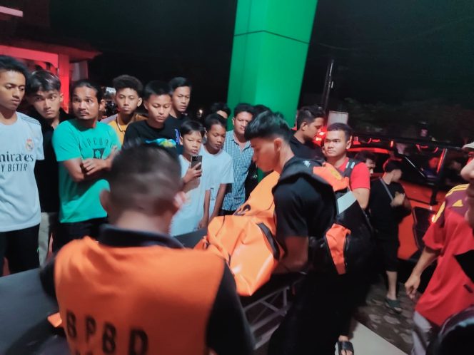 
					Dua Hari Pencaharian Dilakukan Tim Gabungan dan Sempat Dihentikan Malam Akhirnya Masyarakat Temukan Korban Tersangkut di Kerambah