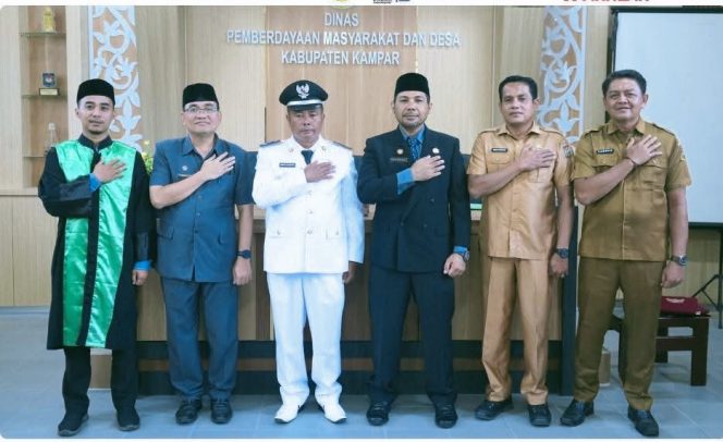 
					Bupati Kampar diwakili Plt Asisten 1 Melantik dan Mengambil Sumpah Penjabat Kepala Desa Koto Mesjid