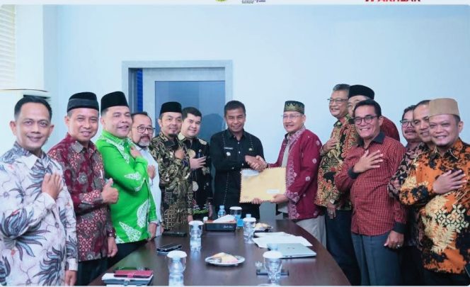 
					Bupati Kampar Ahmad Yuzar Terima Audiensi dari Tokoh Masyarakat Rumbio Terkait Percepatan Pembangunan Jembatan di Kengerian Rumbio