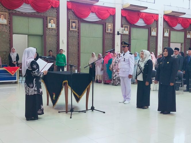 
					Wabup Kampar Dr. Hj. Misharti Lantik dan Ambil Sumpah 17 Pejabat Administrator dan Pengawas Serta 16 Kepala Sekolah