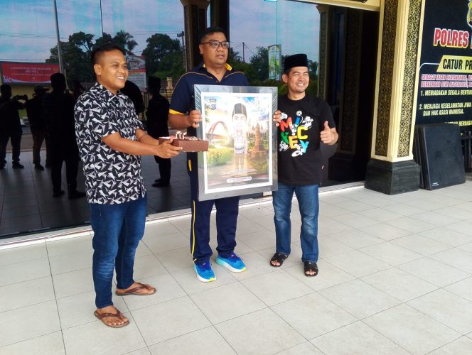 
					Wakil Ketua DPRD Iib Nursaleh dan Syawal  Beri Surprise Momen Ultah Kapolres Kampar Ke-42 Tahun