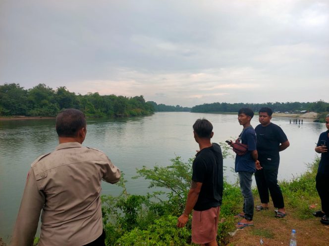 
					Korban Tenggelam Belum Ditemukan Sampai Saat Ini, Polsek Kampar dan Pihak Terkait Masih Berjibaku Lakukan Pencaharian