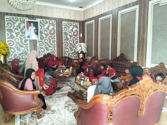 
					Jelang Keberangkatan ke Lampung, Wabup Hidangkan Menu Sarapan Pagi Bagi Tim Kampar Junior FA