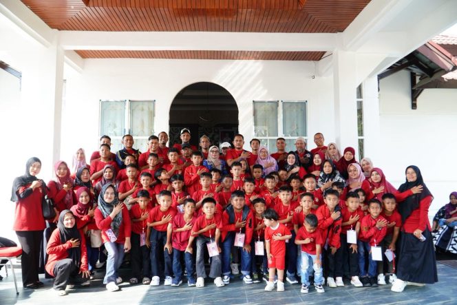 
					Mewakili Provinsi Riau di Seri Nasional, Wakil Bupati Kampar Dr. Hj. Misharti Lepas Keberangkatan Tim Kampar Junior FA U-10, U-11 dan U-12.