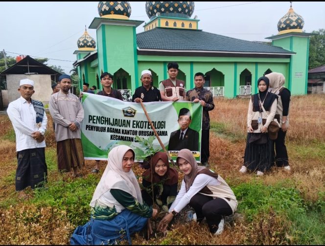 
					Usai Kajian Subuh, Jamaah Masjid Al-Muhajirin Salo Tanam Pohon: Menanam Kebaikan untuk Generasi Mendatang