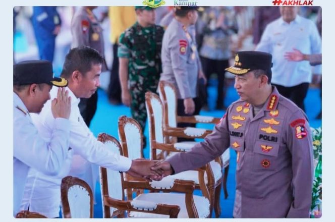
					Bupati Kampar Hadir Bersama Gubri, Kapolri Gelar Kesiapan dan Serahkan Bantuan Peralatan Karhutla di Riau.
