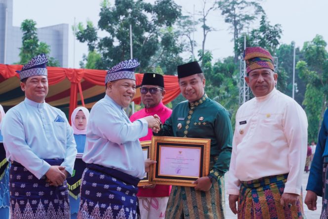 
					Hari Jadi ke-69 Provinsi Riau, Bupati Kampar Raih Penghargaan Terbaik II Perencanaan dan Pencapaian Daerah