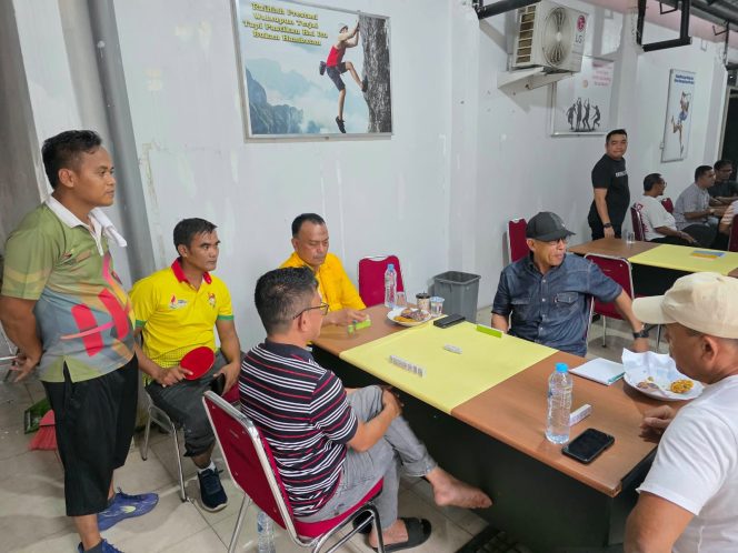 
					Seru! Kadispora Riau dan Ketua KONI Kampar Adu Strategi di Meja Domino