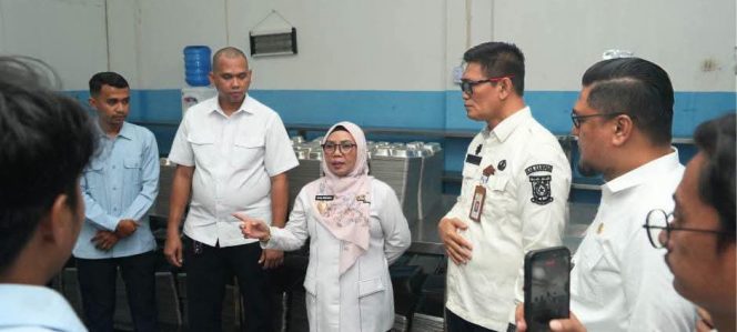 
					Cek Langsung SPPG dan Kunjungi Siswa Diduga Keracunan MBG di Tapung Hulu, Kasatgas Pastikan Penanganan