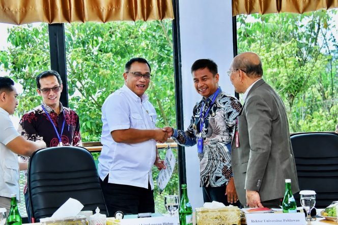 
					Sambut Kedatangan Menteri Lingkungan Hidup, Bupati Kampar Serahkan Proposal Lingkungan