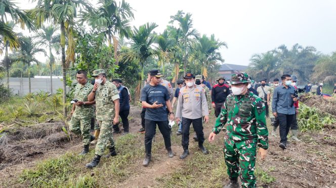 
					Ikut Langsung Padamkan Api Bersama Pangdam XIX/Tuanku Tambusai, Plt Gubernur Riau dan Kapolda Riau, Bupati Kampar Ahmad Yuzar Imbau Masyarakat Cegah dan Jangan Bakar Lahan