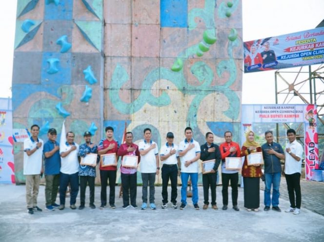 
					Bupati Kampar diwakili Asisten III Al Kautsar Buka KEJURKAB Bupati Kampar Tahun 2026 Cabang Olahraga Panjat Tebing.
