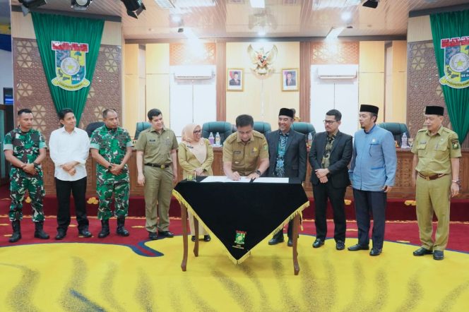 
					Bupati Kampar dan DPRD Kampar Tandatangani Kesepakatan Perubahan KUA dan PPAS APBD 2026
