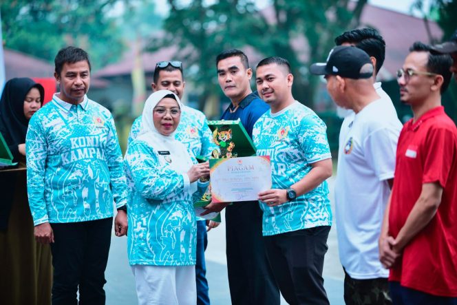 
					Bupati Kampar Serahkan Penghargaan Kepada Insan Olahraga Kampar Sempena Haornas