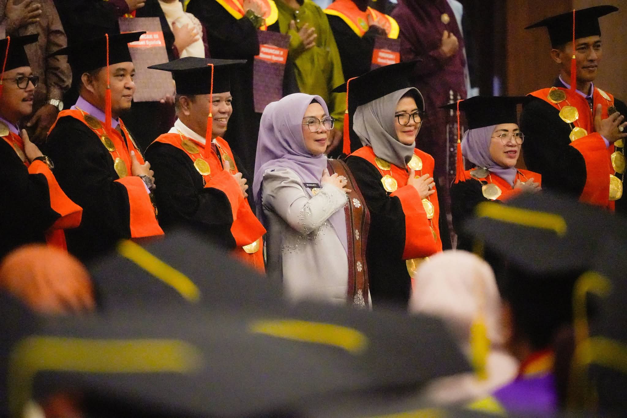 Wisuda STAI Al-Azhar Penuh Haru, Misharti Kenang Perjuangan Hj. Maimanah Umar