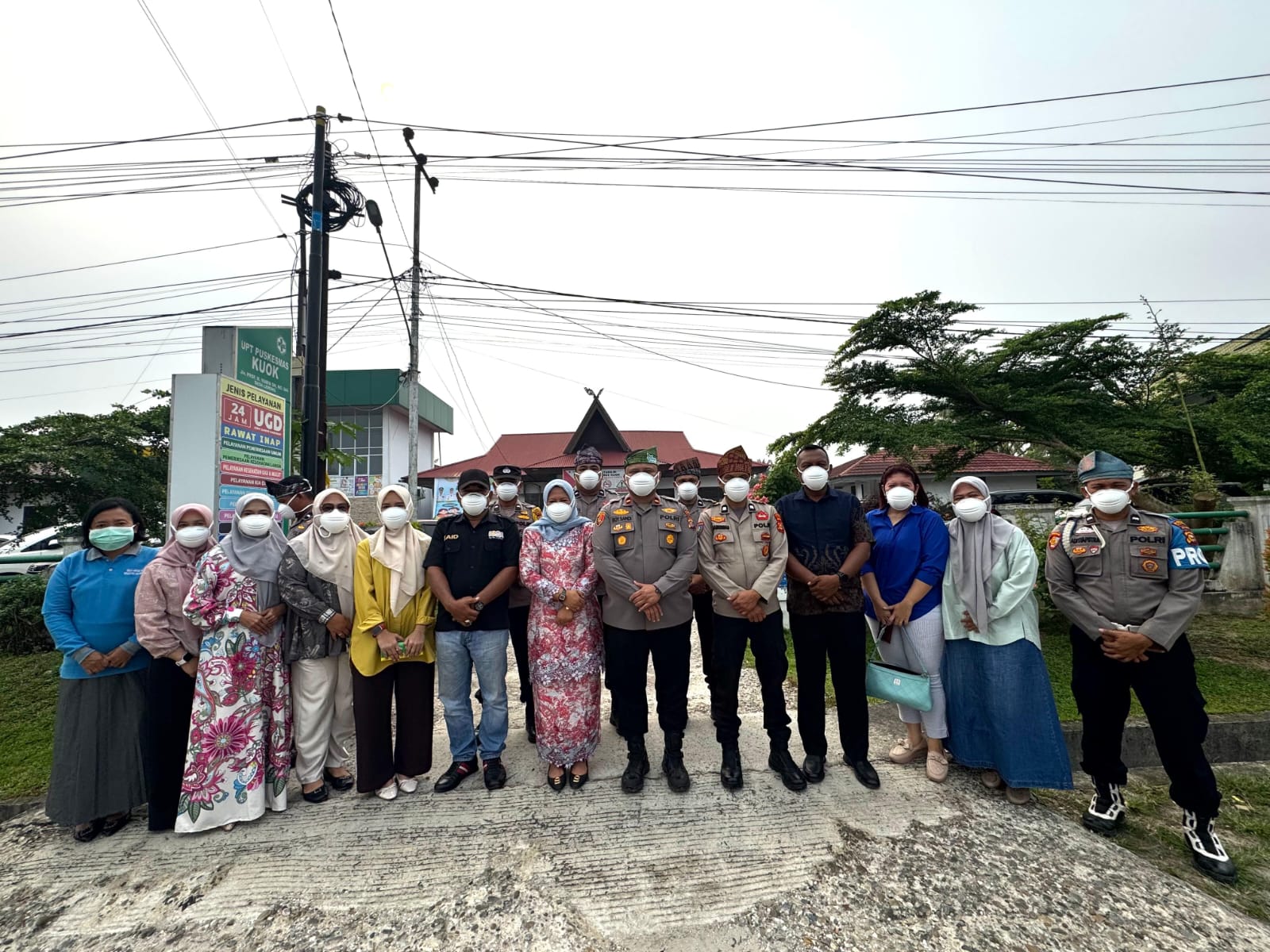 Peduli Kesehatan Masyarakat di Tengah Kabut Asap Karhutla, Puskesmas Kuok dan Polsek Bagikan 300 Masker